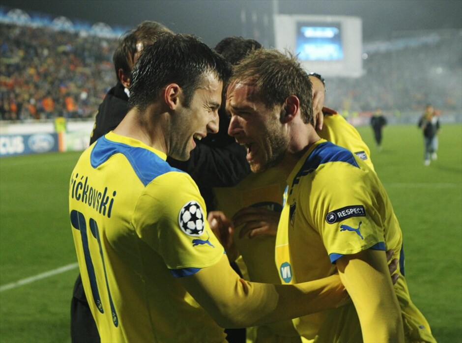 Champions League: Στιγμές από τον αγώνα ΑΠΟΕΛ - Λυόν #4. Ο ΑΠΟΕΛ συνεχίζει να γράφει ιστορία, καθώς μετά τους «16» προκρίθηκε και στα προημιτελικά του Champions League, επικρατώντας της Λυών με 4-3 στα πέναλτι στο ΓΣΠ της Λευκωσίας (1-0 κ.δ., 1-1 στο σύνολο του ζευγαριού). Η κυπριακή ομάδα έγινε η πρώτη στην ιστορία του Νησιού της Αφροδίτης που προκρίνεται στις 8 καλύτερες ομάδες της διοργάνωσης.