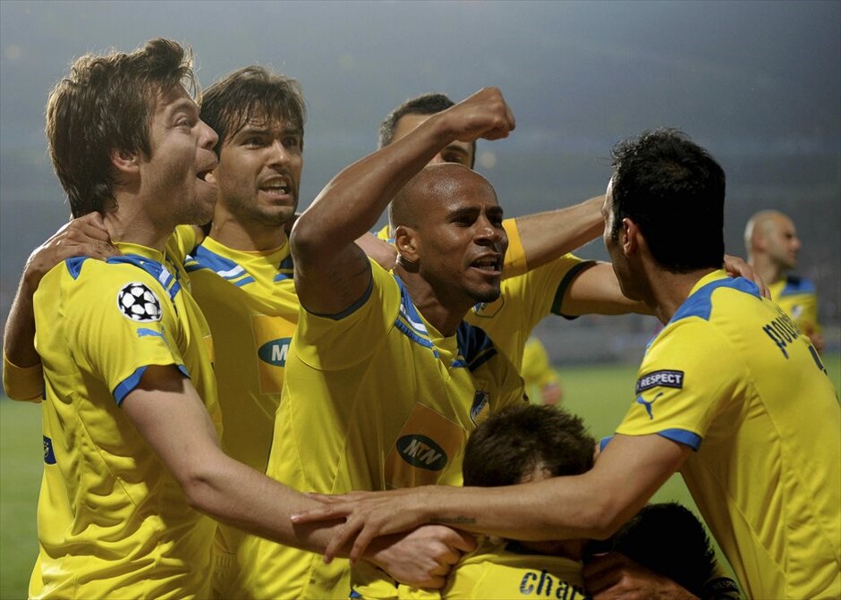 Champions League: Στιγμές από τον αγώνα ΑΠΟΕΛ - Λυόν #6. Ο ΑΠΟΕΛ συνεχίζει να γράφει ιστορία, καθώς μετά τους «16» προκρίθηκε και στα προημιτελικά του Champions League, επικρατώντας της Λυών με 4-3 στα πέναλτι στο ΓΣΠ της Λευκωσίας (1-0 κ.δ., 1-1 στο σύνολο του ζευγαριού). Η κυπριακή ομάδα έγινε η πρώτη στην ιστορία του Νησιού της Αφροδίτης που προκρίνεται στις 8 καλύτερες ομάδες της διοργάνωσης.