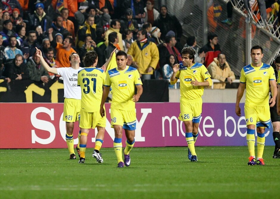 Champions League: Στιγμές από τον αγώνα ΑΠΟΕΛ - Λυόν #13. Ο ΑΠΟΕΛ συνεχίζει να γράφει ιστορία, καθώς μετά τους «16» προκρίθηκε και στα προημιτελικά του Champions League, επικρατώντας της Λυών με 4-3 στα πέναλτι στο ΓΣΠ της Λευκωσίας (1-0 κ.δ., 1-1 στο σύνολο του ζευγαριού). Η κυπριακή ομάδα έγινε η πρώτη στην ιστορία του Νησιού της Αφροδίτης που προκρίνεται στις 8 καλύτερες ομάδες της διοργάνωσης.