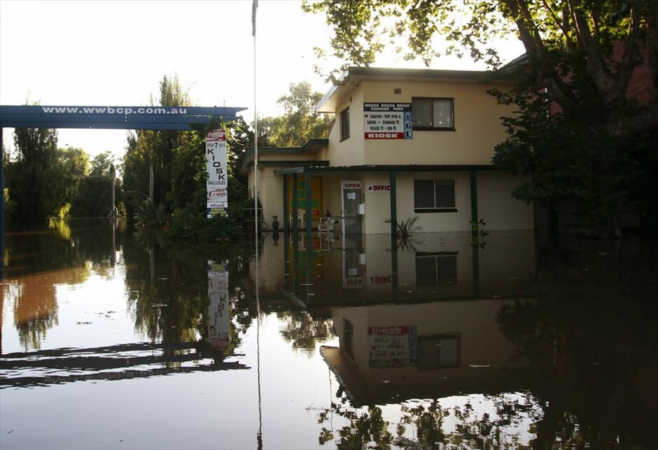 Πλημμύρες στην Αυστραλία #2. Πλημμυρισμένες παραμένουν τρεις πολιτείες της ανατολικής Αυστραλίας, εξαιτίας των σφοδρών και παρατεταμένων βροχοπτώσεων στο Κουήνσλαντ, τη Νέα Νότια Ουαλία και τη Βικτώρια.