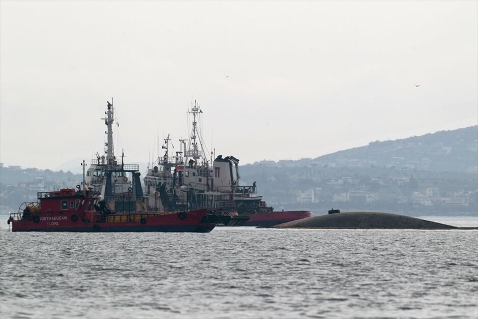 Ελευσίνα: Βούλιαξε εφοδιαστικό σκάφος #1. Εφοδιαστικό σκάφος βυθίστηκε σήμερα στην Ελευσίνα παρασύροντας στο θάνατο τον 48χρονο πλοίαρχο του, ο οποίος είχε εγκλωβιστεί σε αυτό. Το σκάφος διέθετε 11μελές πλήρωμα και ήταν φορτωμένο με 1.800 τόνους μαζούτ και 253 τόνους πετρέλαιο κίνησης. Ενα από τα μέλη του πληρώματος μεταφέρθηκε για προληπτικούς λόγους στο Θριάσιο νοσοκομείο. Σύμφωνα με τις πρώτες πληροφορίες, η βύθιση του πλοίου οφείλεται σε υπάρχον ναυάγιο που υπήρχε στη θαλάσσια περιοχή της Ελευσίνας.