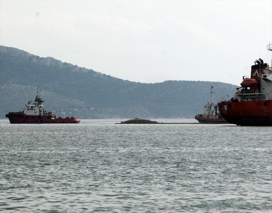 Ελευσίνα: Βούλιαξε εφοδιαστικό σκάφος #6. Εφοδιαστικό σκάφος βυθίστηκε σήμερα στην Ελευσίνα παρασύροντας στο θάνατο τον 48χρονο πλοίαρχο του, ο οποίος είχε εγκλωβιστεί σε αυτό. Το σκάφος διέθετε 11μελές πλήρωμα και ήταν φορτωμένο με 1.800 τόνους μαζούτ και 253 τόνους πετρέλαιο κίνησης. Ενα από τα μέλη του πληρώματος μεταφέρθηκε για προληπτικούς λόγους στο Θριάσιο νοσοκομείο. Σύμφωνα με τις πρώτες πληροφορίες, η βύθιση του πλοίου οφείλεται σε υπάρχον ναυάγιο που υπήρχε στη θαλάσσια περιοχή της Ελευσίνας.