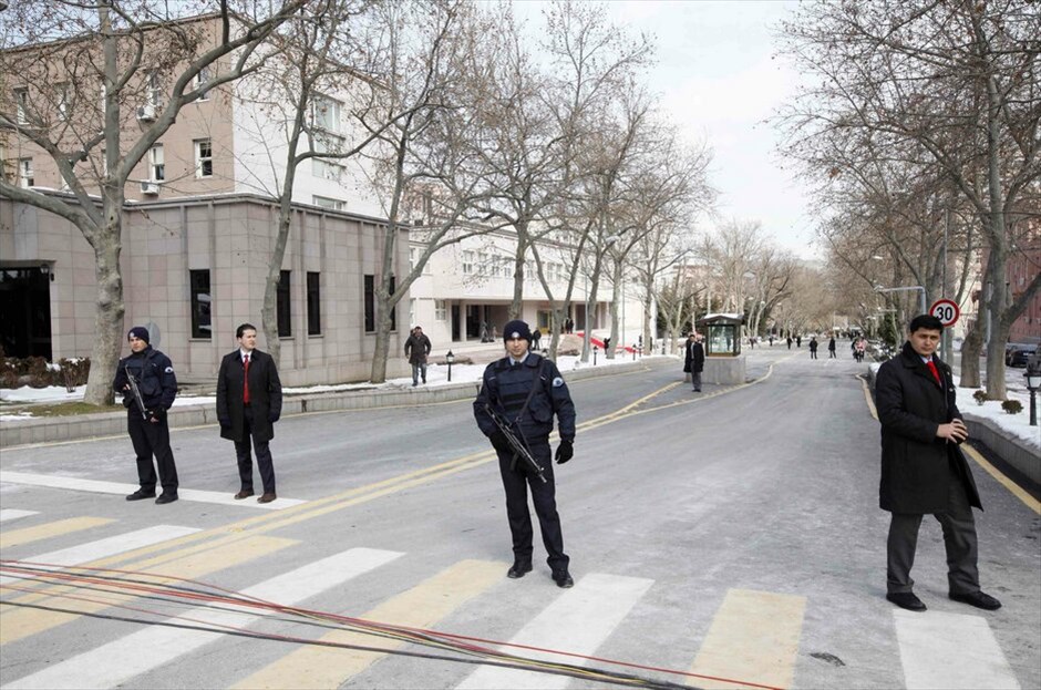 Τουρκία: Εκρηξη βόμβας κοντά στο πρωθυπουργικό μέγαρο  #1. Βόμβα κρότου εξερράγη κοντά στο πρωθυπουργικό μέγαρο στην Αγκυρα, περίπου μία ώρα πριν τη συνεδρίαση του υπουργικού συμβουλίου. Ενα άτομο τραυματίστηκε ελαφρά, ενώ η αστυνομία διεξάγει έρευνες για τον εντοπισμό άλλων μηχανισμών που ενδεχομένως έχουν τοποθετηθεί στην περιοχή.
