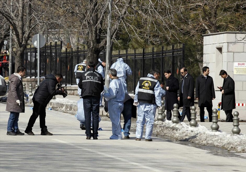 Τουρκία: Εκρηξη βόμβας κοντά στο πρωθυπουργικό μέγαρο  #3. Βόμβα κρότου εξερράγη κοντά στο πρωθυπουργικό μέγαρο στην Αγκυρα, περίπου μία ώρα πριν τη συνεδρίαση του υπουργικού συμβουλίου. Ενα άτομο τραυματίστηκε ελαφρά, ενώ η αστυνομία διεξάγει έρευνες για τον εντοπισμό άλλων μηχανισμών που ενδεχομένως έχουν τοποθετηθεί στην περιοχή.