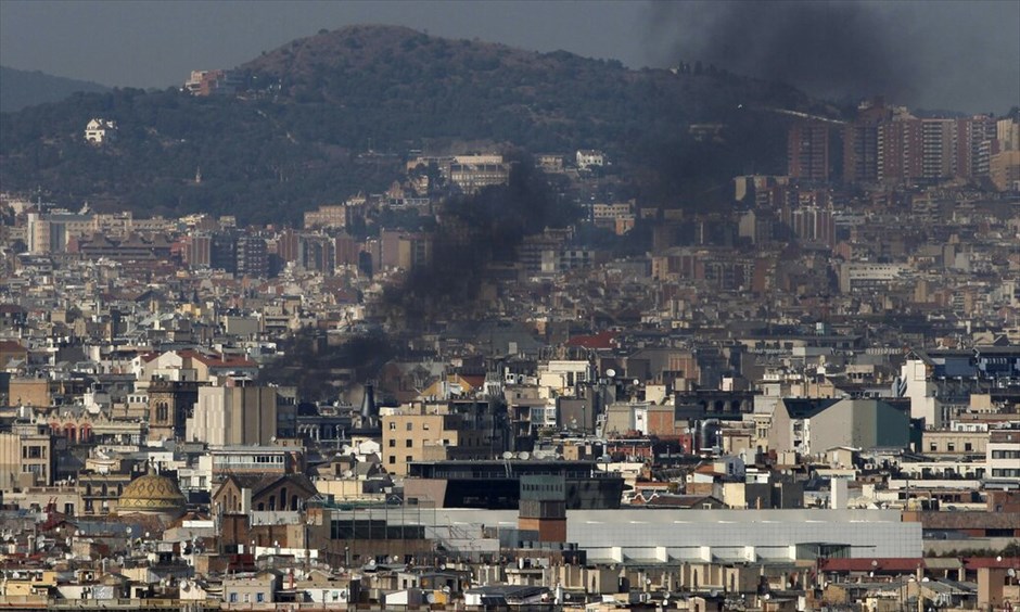 Ισπανία: Διαδηλώσεις φοιτητών και μαθητών #1. «Λιγότερες περικοπές, περισσότερη παιδεία» είναι το κεντρικό σύνθημα, υπό το οποίο συσπειρώνονται σε περίπου 40 πόλεις σε ολόκληρη την υπόλοιπη Ισπανία, μαθητές Λυκείου και φοιτητές που διαδηλώνουν κατά των περικοπών στο προϋπολογισμό για την παιδεία και κατά της πρόσφατης αστυνομικής βίας στην πόλη της Βαλένθια. Επεισόδια έχουν ήδη ξεσπάσει στη Βαρκελώνη.