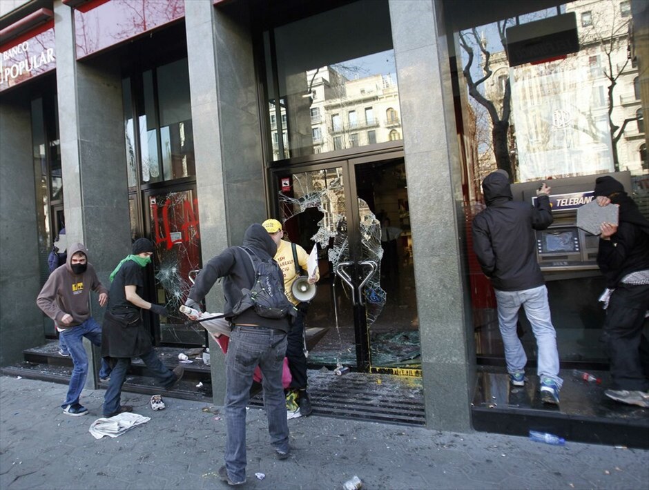 Ισπανία: Διαδηλώσεις φοιτητών και μαθητών #5. «Λιγότερες περικοπές, περισσότερη παιδεία» είναι το κεντρικό σύνθημα, υπό το οποίο συσπειρώνονται σε περίπου 40 πόλεις σε ολόκληρη την υπόλοιπη Ισπανία, μαθητές Λυκείου και φοιτητές που διαδηλώνουν κατά των περικοπών στο προϋπολογισμό για την παιδεία και κατά της πρόσφατης αστυνομικής βίας στην πόλη της Βαλένθια. Επεισόδια έχουν ήδη ξεσπάσει στη Βαρκελώνη.