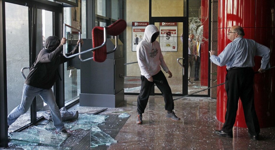 Ισπανία: Διαδηλώσεις φοιτητών και μαθητών #6. «Λιγότερες περικοπές, περισσότερη παιδεία» είναι το κεντρικό σύνθημα, υπό το οποίο συσπειρώνονται σε περίπου 40 πόλεις σε ολόκληρη την υπόλοιπη Ισπανία, μαθητές Λυκείου και φοιτητές που διαδηλώνουν κατά των περικοπών στο προϋπολογισμό για την παιδεία και κατά της πρόσφατης αστυνομικής βίας στην πόλη της Βαλένθια. Επεισόδια έχουν ήδη ξεσπάσει στη Βαρκελώνη.