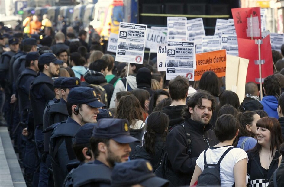 Ισπανία: Διαδηλώσεις φοιτητών και μαθητών #16. «Λιγότερες περικοπές, περισσότερη παιδεία» είναι το κεντρικό σύνθημα, υπό το οποίο συσπειρώνονται σε περίπου 40 πόλεις σε ολόκληρη την υπόλοιπη Ισπανία, μαθητές Λυκείου και φοιτητές που διαδηλώνουν κατά των περικοπών στο προϋπολογισμό για την παιδεία και κατά της πρόσφατης αστυνομικής βίας στην πόλη της Βαλένθια. Η Μαδρίτη είναι μία από τις πόλεις που διαδήλωσαν μαθητές και φοιτητές.