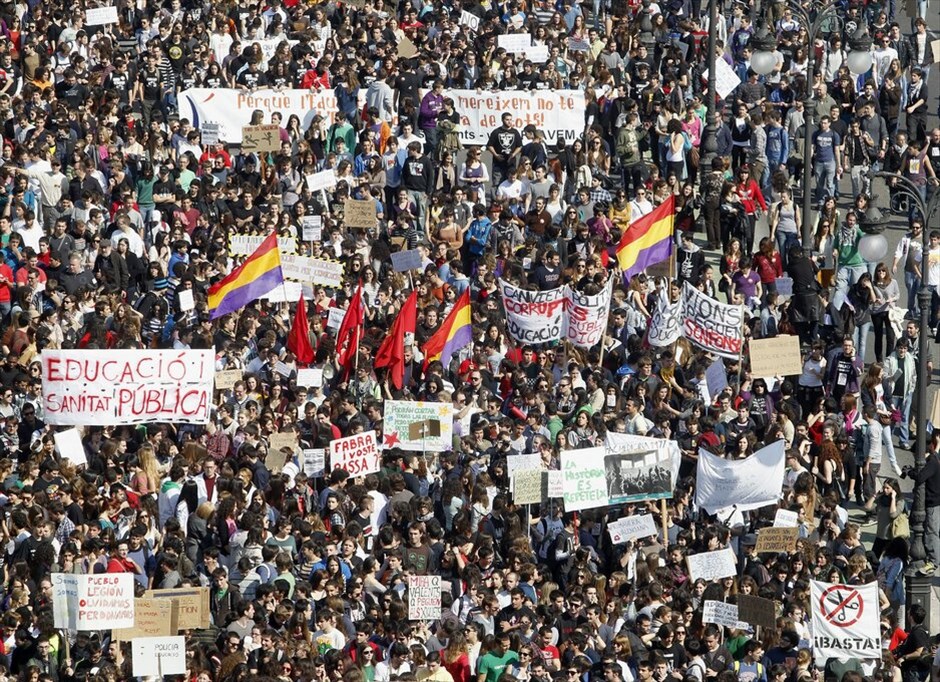 Ισπανία: Διαδηλώσεις φοιτητών και μαθητών #21. «Λιγότερες περικοπές, περισσότερη παιδεία» είναι το κεντρικό σύνθημα, υπό το οποίο συσπειρώνονται σε περίπου 40 πόλεις σε ολόκληρη την υπόλοιπη Ισπανία, μαθητές Λυκείου και φοιτητές που διαδηλώνουν κατά των περικοπών στο προϋπολογισμό για την παιδεία και κατά της πρόσφατης αστυνομικής βίας στην πόλη της Βαλένθια (στη φωτογραφία η πορεία των φοιτητών και μαθητών της πόλης).