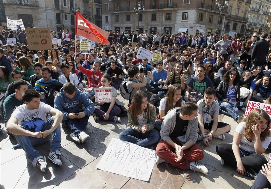 Ισπανία: Διαδηλώσεις φοιτητών και μαθητών #23. «Λιγότερες περικοπές, περισσότερη παιδεία» είναι το κεντρικό σύνθημα, υπό το οποίο συσπειρώνονται σε περίπου 40 πόλεις σε ολόκληρη την υπόλοιπη Ισπανία, μαθητές Λυκείου και φοιτητές που διαδηλώνουν κατά των περικοπών στο προϋπολογισμό για την παιδεία και κατά της πρόσφατης αστυνομικής βίας στην πόλη της Βαλένθια (στη φωτογραφία η πορεία των φοιτητών και μαθητών της πόλης).