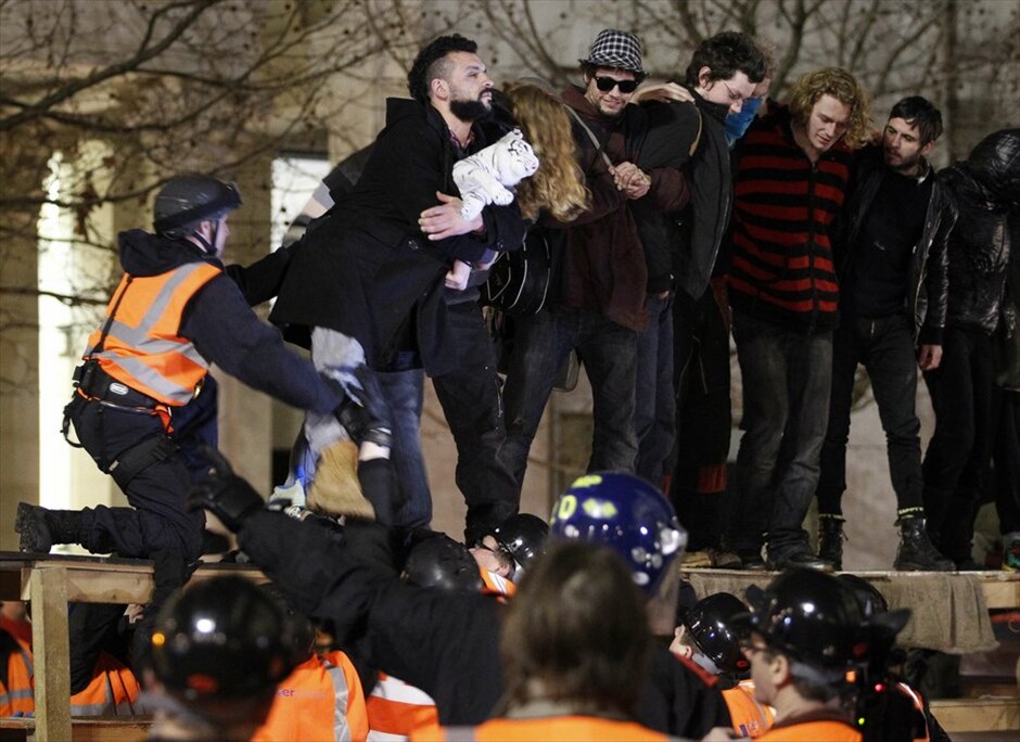 Επεισόδια στη Βρετανία #13. Χωρίς σοβαρά επεισόδια, αλλά με είκοσι συλλήψεις, πραγματοποιήθηκε η επιχείρηση απομάκρυνσης των σκηνών του κινήματος Occupy London από την πλατεία του καθεδρικού του Αγίου Παύλου στο Λονδίνο.
