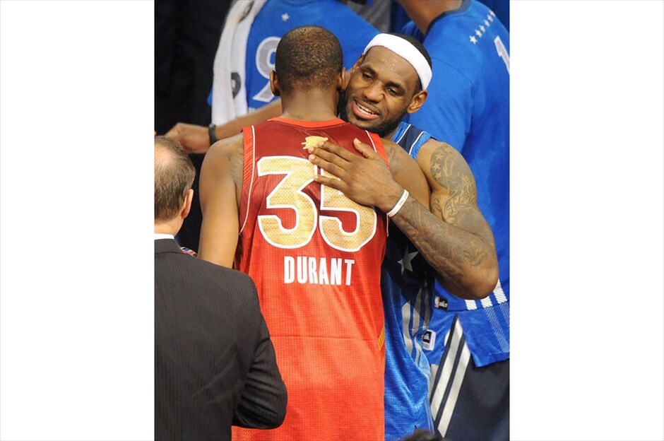 ΝΒΑ: 61ο All Star Game #1. Κόμπε Μπράιντ (Λος Αντζελες Λέικερς) μαζί με τον ΛεΜπρόν Τζέιμς (Μαϊάμι Χιτ). EPA/GARY BOGDON