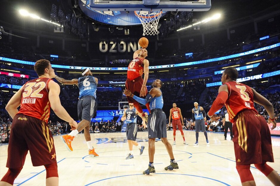 ΝΒΑ: 61ο All Star Game #4. Ο Ράσελ Γουέστμπρουκ (Οκλαχόμα Σίτι Θάντερ) «ορμάει» στο καλάθι της Ανατολής εναντίον των ΛεΜπρον Τζέιμς (Μαΐάμι Χιτ)  και Ντουάιτ Χάουαρντ (Ορλάντο Μάτζικ).