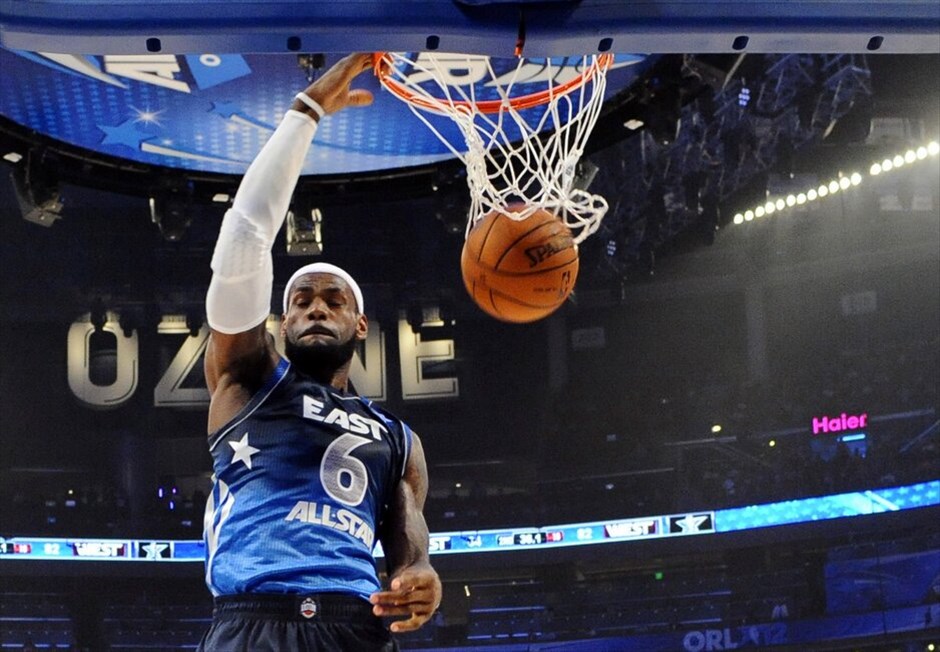 ΝΒΑ: 61ο All Star Game #9. Ο ΛεΜπρόν Τζέιμς (Μαϊάμι Χιτ) καρφώνει στο καλάθι της ομάδας της Δύσης.