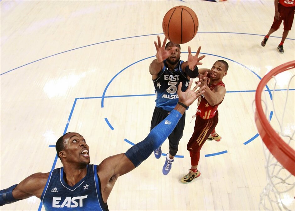 ΝΒΑ: 61ο All Star Game #11. Ο άσος της Ανατολής και των Ορλάντο Μάτζικ Ντουάιτ Χάουαρντ δέχεται την πάσα από τον συμπαίκτη του Ντουέιν Γουέιντ (Μαϊαμι Χιτ), ο οποίος μάχεται με τον Ράσελ Γουέστμπρουκ (Οκλαχόμα Σίτι Θάντερ) από την ομάδα της Δύσης.