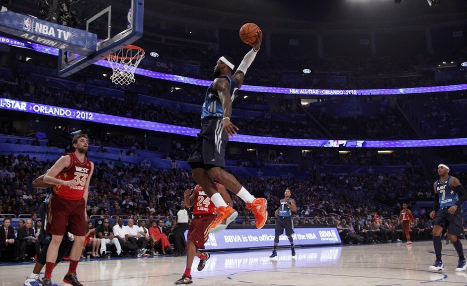 ΝΒΑ: 61ο All Star Game #19. Ο ΛεΜπρόν Τζέιμς «άλωσε» το καλάθι της ομάδας της Δύσης με τον Μάρκ Γκασόλ (Μέμφις Γκρίζλις) να τον κοιτά.