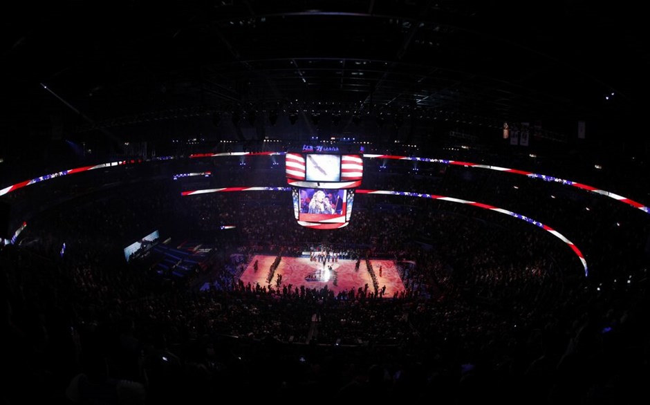 ΝΒΑ: 61ο All Star Game #24. Η Μέρι Τζέι Μπλάιτζ πριν από την έναρξη του αγώνα.