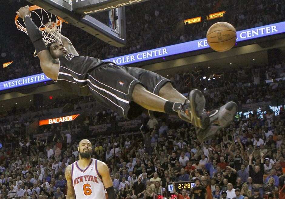 NBA: Οι δέκα παίκτες με τις μεγαλύτερες ετήσιες αποδοχές #2. «Φτωχότερος» κατά 4,2 εκατ. δολάρια τον χρόνο από τον Μπράιντ είναι ο ΛεMπρόν Τζέιμς. Ο αστέρας των Χιτ εισπράττει ετησίως 49 εκατ. δολάρια από τα οποία τα 33 εκατ. προέρχονται από συνεργασίες που έχει με τις εταιρείες Nike, Coca-Cola, McDonald’s, State Farm και Upper Deck. Παράλληλα, ο δύο φορές MVP του NBA τον περασμένο Απρίλιο απέκτησε ένα μικρό ποσοστό της Αγγλικής ομάδας Liverpool μέσω συμφωνίας που σύναψε η εταιρεία δημοσίων σχέσεων που έχει (LRMR) με την Fenway Sports Group, ιδιοκτήτρια της Αγγλικής ομάδας. Ο Τζέιμς θα είχε αυξήσει περισσότερο τα έσοδά του αν είχε υπογράψει μεγαλύτερο συμβόλαιο με τους Μαϊάμι Χιτ το 2010. Προκειμένου όμως η ομάδα να μην ξεπεράσει το σάλαρι καπ τότε και να μπορέσει να εντάξει στο δυναμικό της και τους Ντουέιν Ουέιντ και Κρις Μπος, αντίστοιχα, ο Τζέιμς δέχθηκε λιγότερα χρήματα από ό,τι του έδιναν οι Καβαλίερς για να ανανεώσει το συμβόλαιό του. Ετσι υπέγραψε στους Χιτ για έξι χρόνια με συνολικό ποσό τα 110 εκατ. δολάρια.