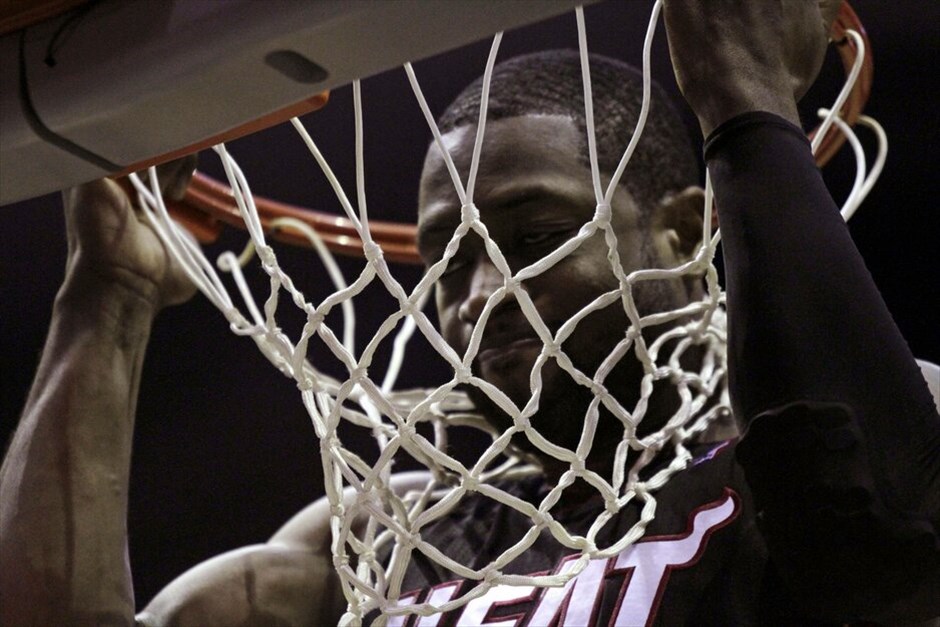 NBA: Οι δέκα παίκτες με τις μεγαλύτερες ετήσιες αποδοχές #4. Στην τέταρτη θέση της λίστας με τους παίκτες του NBA που κερδίζουν ετησίως τα περισσότερα χρήματα φιγουράρει ο Ντουέιν Γουέιντ. Ο συμπαίκτης του ΛεΜπρον Τζέιμς στους Μαϊάμι Χιτ βάζει κάθε χρόνο στον τραπεζικό του λογαριασμό 27,7 εκατ. δολάρια. Τα 15,7 από αυτά τα εισπράττει από το συμβαόλιο που έχει με την ομάδα του, ποσό που είναι λιγότερο από αυτό που θα μπορούσε να εισπράξει, αλλά κι αυτός δέχθηκε να μειώσει την αμοιβή του, όταν υπέγραψε με τους Χιτ προκειμένου οι ομάδα να αποκτήσει τους Τζέιμς και Μπος, αντίστοιχα, χωρίς να υπερβεί το σάλαρι καπ. Τα υπόλοιπα 12 εκατ. δολάρια τα κερδίζει από συμφωνίες που έχει με την Nike, T-Mobile, Gatorade και McDavid ενώ από φέτος θα συνεργάζεται και με τις εταιρείες Hublot και Mission Skincare, αντίστοιχα.