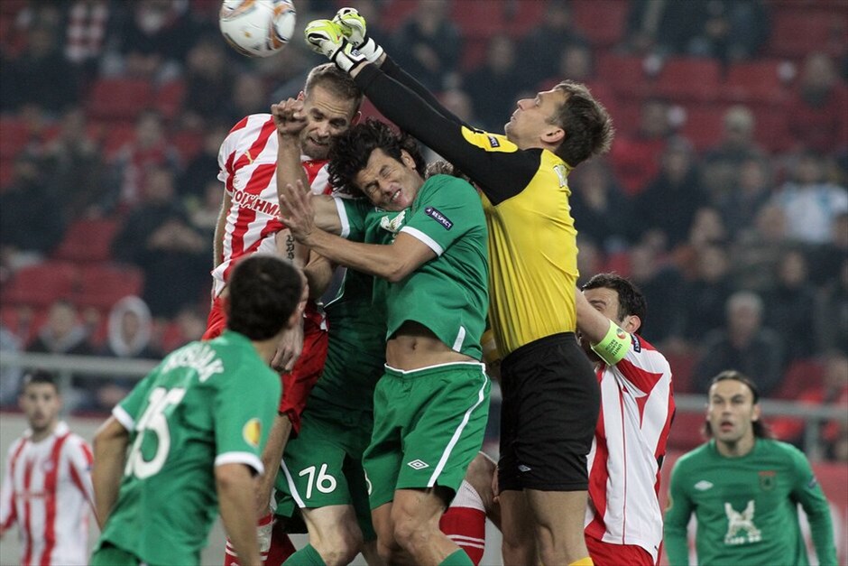 Europa League: Στιγμές από τον αγώνα Ολυμπιακός - Ρούμπιν Καζάν #4. Η ευρωπαϊκή πορεία του Ολυμπιακού συνεχίζεται. Οι «ερυθρόλευκοι» επικράτησαν της Ρούμπιν Καζάν για δεύτερη φορά με 1-0 και πήραν το εισιτήριο για τους «16» του Europa League.