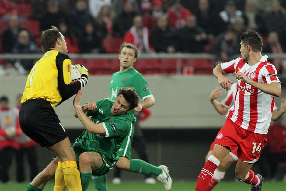 Europa League: Στιγμές από τον αγώνα Ολυμπιακός - Ρούμπιν Καζάν #10. Η ευρωπαϊκή πορεία του Ολυμπιακού συνεχίζεται. Οι «ερυθρόλευκοι» επικράτησαν της Ρούμπιν Καζάν για δεύτερη φορά με 1-0 και πήραν το εισιτήριο για τους «16» του Europa League.