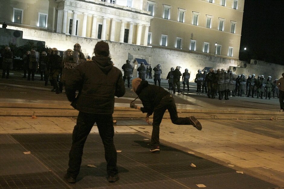 Επεισόδια στο Σύνταγμα (ανανέωση)  #4. ΑΠΕ-ΜΠΕ/ΣΥΜΕΛΑ ΠΑΝΤΖΑΡΤΖΗ