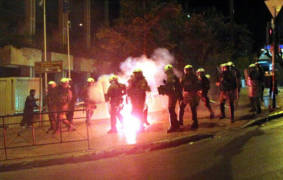 Επεισόδια στο Σύνταγμα (ανανέωση)  #9. Επεισόδια μικρής έκτασης ξέσπασαν στο Σύνταγμα, στη διάρκεια της συγκέντρωσης κατά του μνημονίου, όταν διαδηλωτές πέταξαν πέτρες στους άνδρες των ματ, οι οποίοι έκαναν περιορισμένη χρήση χημικών και προχώρησαν σε δύο προσαγωγές.