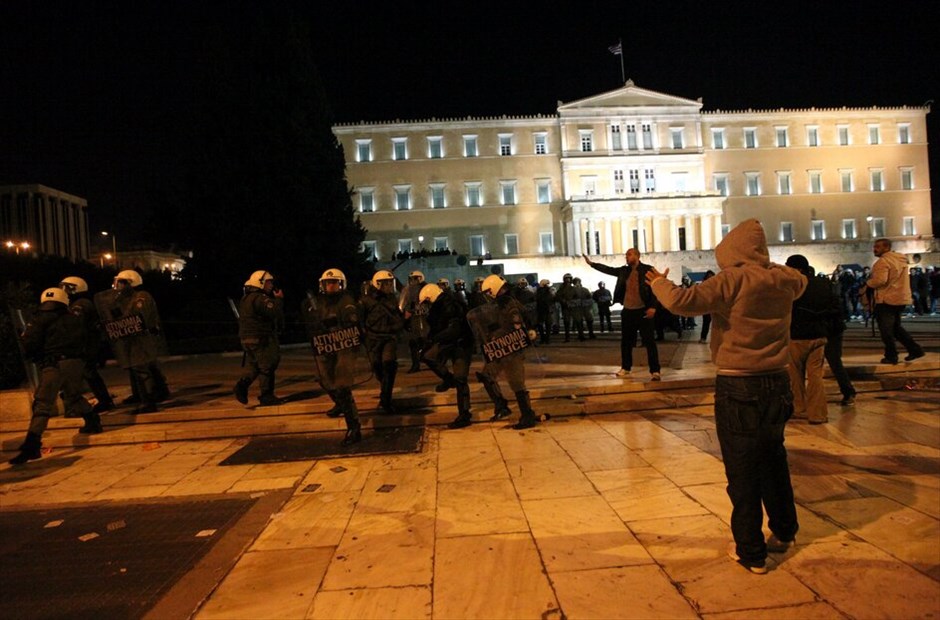 Επεισόδια στο Σύνταγμα (ανανέωση)  #11. Επεισόδια μικρής έκτασης ξέσπασαν στο Σύνταγμα, στη διάρκεια της συγκέντρωσης κατά του μνημονίου, όταν διαδηλωτές πέταξαν πέτρες στους άνδρες των ματ, οι οποίοι έκαναν περιορισμένη χρήση χημικών και προχώρησαν σε δύο προσαγωγές.