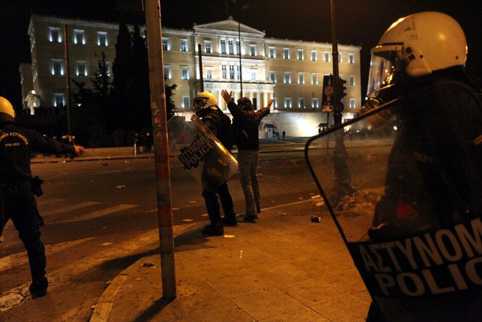 Επεισόδια στο Σύνταγμα (ανανέωση)  #15. Επεισόδια μικρής έκτασης ξέσπασαν στο Σύνταγμα, στη διάρκεια της συγκέντρωσης κατά του μνημονίου, όταν διαδηλωτές πέταξαν πέτρες στους άνδρες των ματ, οι οποίοι έκαναν περιορισμένη χρήση χημικών και προχώρησαν σε δύο προσαγωγές.