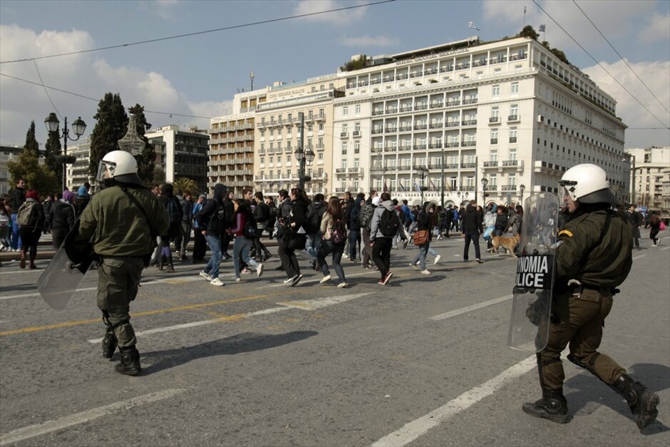 Ενταση σε συγκέντρωση μαθητών στο Σύνταγμα #3. Πέτρες και άλλα αντικείμενα πέταξαν μαθητές εναντίον αστυνομικών στην πλατεία Συντάγματος, στη διάρκεια συγκέντρωσης διαμαρτυρίας.