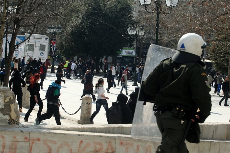 Ενταση σε συγκέντρωση μαθητών στο Σύνταγμα #5. Πέτρες και άλλα αντικείμενα πέταξαν μαθητές εναντίον αστυνομικών στην πλατεία Συντάγματος, στη διάρκεια συγκέντρωσης διαμαρτυρίας.