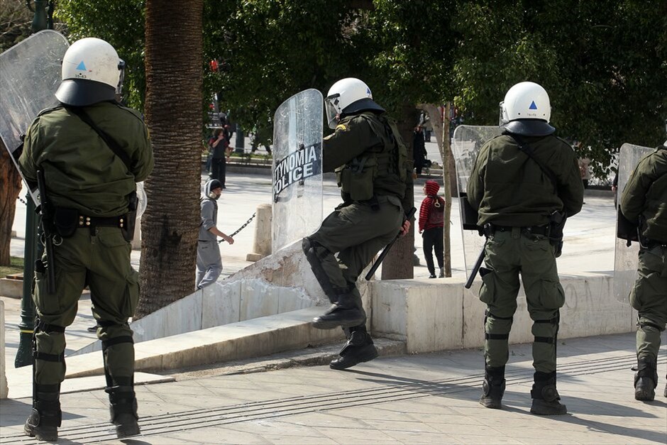 Ενταση σε συγκέντρωση μαθητών στο Σύνταγμα #6. Πέτρες και άλλα αντικείμενα πέταξαν μαθητές εναντίον αστυνομικών στην πλατεία Συντάγματος, στη διάρκεια συγκέντρωσης διαμαρτυρίας.