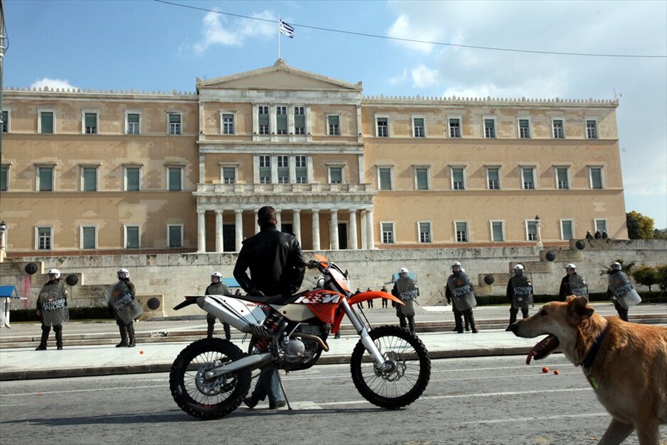 Ενταση σε συγκέντρωση μαθητών στο Σύνταγμα #7. Πέτρες και άλλα αντικείμενα πέταξαν μαθητές εναντίον αστυνομικών στην πλατεία Συντάγματος, στη διάρκεια συγκέντρωσης διαμαρτυρίας.