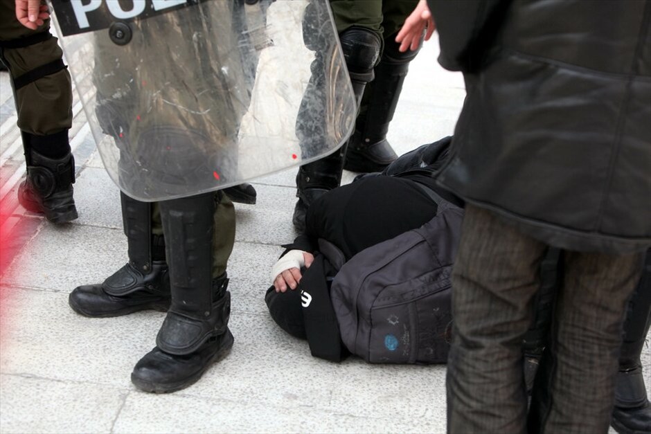Ενταση σε συγκέντρωση μαθητών στο Σύνταγμα #13. Πέτρες και άλλα αντικείμενα πέταξαν μαθητές εναντίον αστυνομικών στην πλατεία Συντάγματος, στη διάρκεια συγκέντρωσης διαμαρτυρίας.