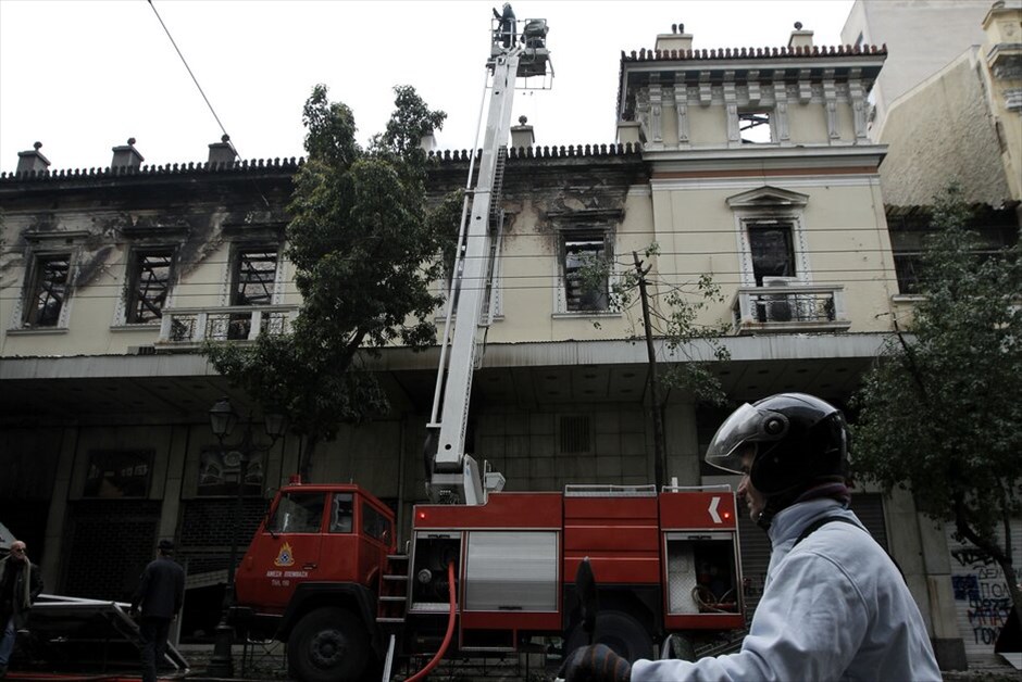 Κέντρο της Αθήνας: Η επόμενη ημέρα μετά τις συγκρούσεις #9. ANANΕΩΣΗ 13-02-2012 / 14:30«Βομβαρδισμένο» τοπίο θυμίζει το κέντρο της Αθήνας μετά τα εκτεταμένα επεισόδια που σημειώθηκαν χθες με συγκρούσεις, λεηλασίες, εμπρησμούς σε καταστήματα και τράπεζες και ευρεία χρήση δακρυγόνων και χειροβομβίδων.