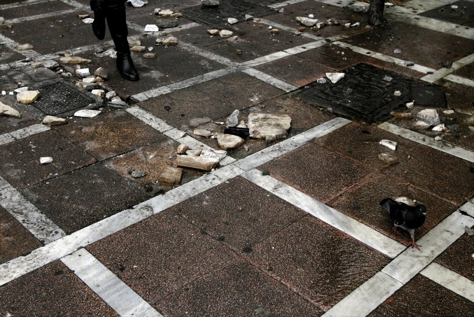 Κέντρο της Αθήνας: Η επόμενη ημέρα μετά τις συγκρούσεις #10. ANANΕΩΣΗ 13-02-2012 / 14:30«Βομβαρδισμένο» τοπίο θυμίζει το κέντρο της Αθήνας μετά τα εκτεταμένα επεισόδια που σημειώθηκαν χθες με συγκρούσεις, λεηλασίες, εμπρησμούς σε καταστήματα και τράπεζες και ευρεία χρήση δακρυγόνων και χειροβομβίδων.