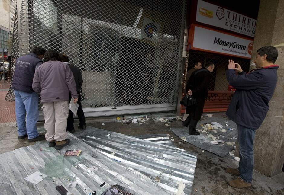 Κέντρο της Αθήνας: Η επόμενη ημέρα μετά τις συγκρούσεις #16. ANANΕΩΣΗ 13-02-2012 / 14:30«Βομβαρδισμένο» τοπίο θυμίζει το κέντρο της Αθήνας μετά τα εκτεταμένα επεισόδια που σημειώθηκαν χθες με συγκρούσεις, λεηλασίες, εμπρησμούς σε καταστήματα και τράπεζες και ευρεία χρήση δακρυγόνων και χειροβομβίδων.