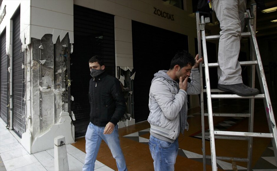Κέντρο της Αθήνας: Η επόμενη ημέρα μετά τις συγκρούσεις #24. ANANΕΩΣΗ 13-02-2012 / 14:30«Βομβαρδισμένο» τοπίο θυμίζει το κέντρο της Αθήνας μετά τα εκτεταμένα επεισόδια που σημειώθηκαν χθες με συγκρούσεις, λεηλασίες, εμπρησμούς σε καταστήματα και τράπεζες και ευρεία χρήση δακρυγόνων και χειροβομβίδων.
