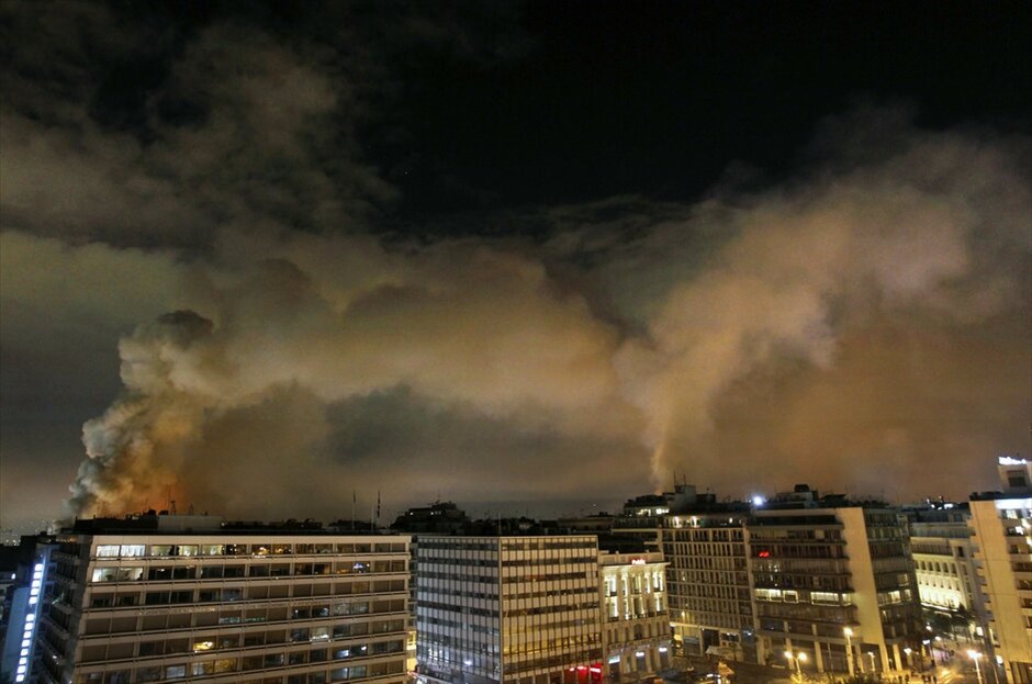 Κέντρο της Αθήνας: Η επόμενη ημέρα μετά τις συγκρούσεις #40. ANANΕΩΣΗ 13-02-2012 / 14:30«Βομβαρδισμένο» τοπίο θυμίζει το κέντρο της Αθήνας μετά τα εκτεταμένα επεισόδια που σημειώθηκαν χθες με συγκρούσεις, λεηλασίες, εμπρησμούς σε καταστήματα και τράπεζες και ευρεία χρήση δακρυγόνων και χειροβομβίδων.