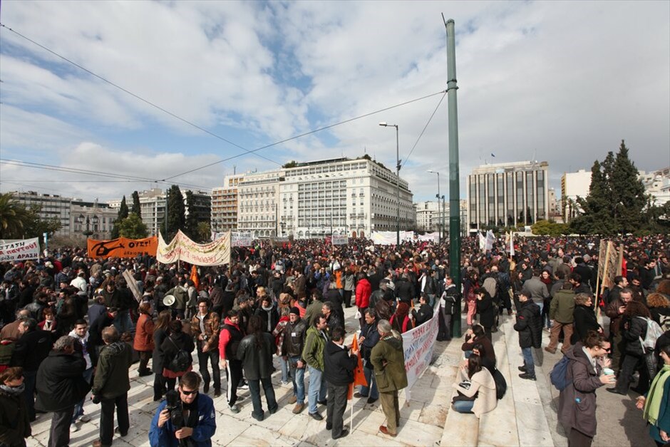 Συλλαλητήριο ΓΣΕΕ-ΑΔΕΔΥ στο Σύνταγμα #1. Σε εξέλιξη βρίσκεται απεργιακή συγκέντρωση της ΓΣΕΕ και της ΑΔΕΔΥ στο Σύνταγμα, ενώ έχει προγραμματισθεί νέο συλλαλητήριο την Κυριακή στις 17.00.