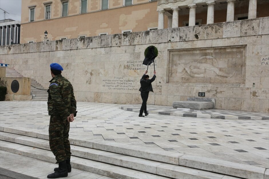 Συλλαλητήριο ΓΣΕΕ-ΑΔΕΔΥ στο Σύνταγμα #3. Σε εξέλιξη βρίσκεται απεργιακή συγκέντρωση της ΓΣΕΕ και της ΑΔΕΔΥ στο Σύνταγμα, ενώ έχει προγραμματισθεί νέο συλλαλητήριο την Κυριακή στις 17.00.