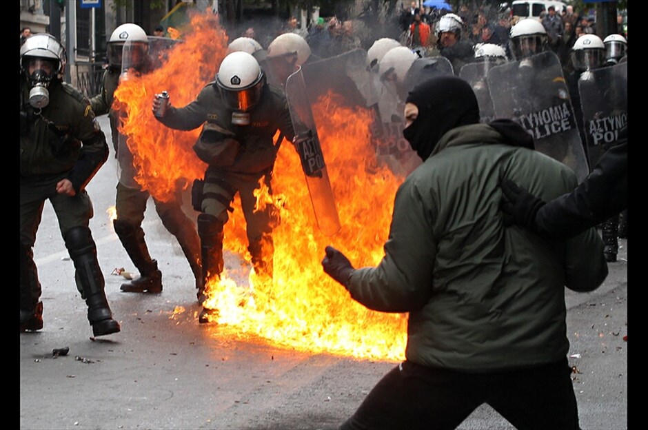 Επεισόδια στο Σύνταγμα στη συγκέντρωση ΓΣΕΕ-ΑΔΕΔΥ #2. Επεισόδια σημειώθηκαν στο περιθώριο της κεντρικής απεργιακής συγκέντρωσης ΓΣΕΕ-ΑΔΕΔΥ, με πετροπόλεμο, ρίψη μολότοφ και εκτεταμένη χρήση χημικών.