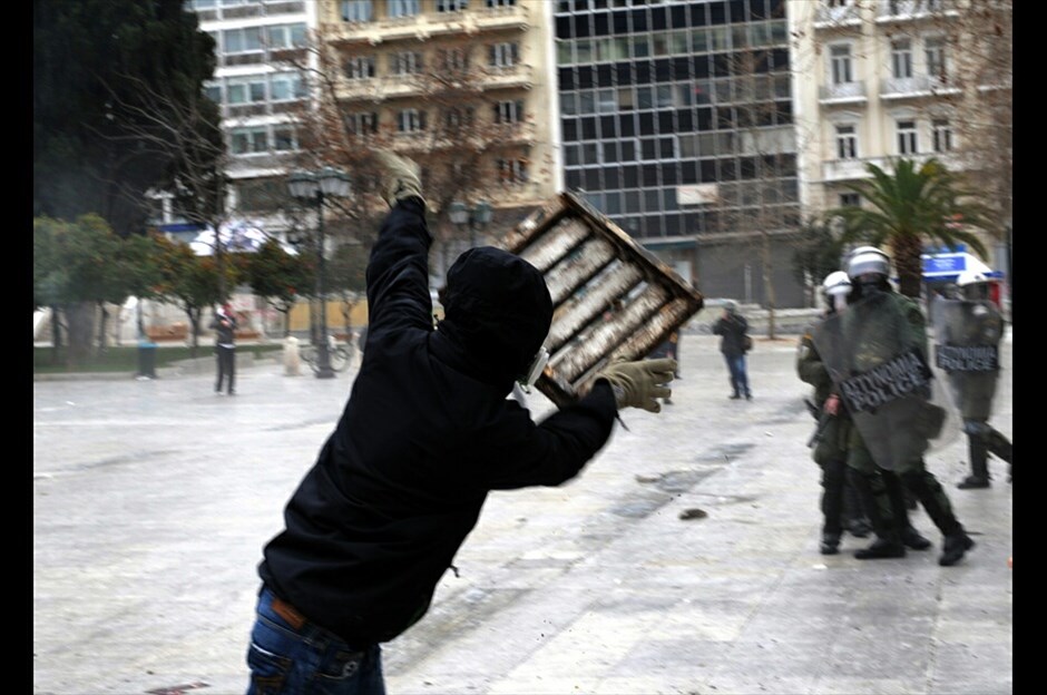 Επεισόδια στο Σύνταγμα στη συγκέντρωση ΓΣΕΕ-ΑΔΕΔΥ #3. Επεισόδια σημειώθηκαν στο περιθώριο της κεντρικής απεργιακής συγκέντρωσης ΓΣΕΕ-ΑΔΕΔΥ, με πετροπόλεμο, ρίψη μολότοφ και εκτεταμένη χρήση χημικών.