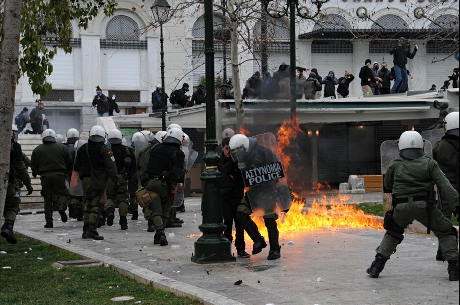 Επεισόδια στο Σύνταγμα στη συγκέντρωση ΓΣΕΕ-ΑΔΕΔΥ #5. Επεισόδια σημειώθηκαν στο περιθώριο της κεντρικής απεργιακής συγκέντρωσης ΓΣΕΕ-ΑΔΕΔΥ, με πετροπόλεμο, ρίψη μολότοφ και εκτεταμένη χρήση χημικών.