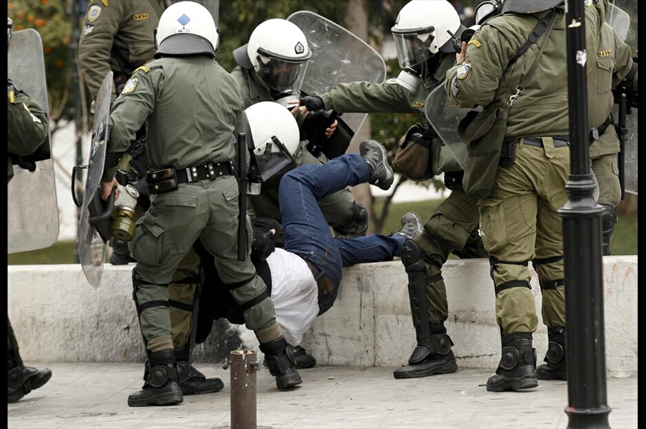Επεισόδια στο Σύνταγμα στη συγκέντρωση ΓΣΕΕ-ΑΔΕΔΥ #9. Επεισόδια σημειώθηκαν στο περιθώριο της κεντρικής απεργιακής συγκέντρωσης ΓΣΕΕ-ΑΔΕΔΥ, με πετροπόλεμο, ρίψη μολότοφ και εκτεταμένη χρήση χημικών.