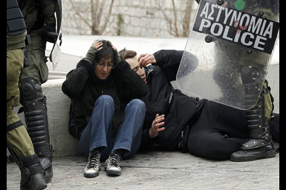 Επεισόδια στο Σύνταγμα στη συγκέντρωση ΓΣΕΕ-ΑΔΕΔΥ #11. Επεισόδια σημειώθηκαν στο περιθώριο της κεντρικής απεργιακής συγκέντρωσης ΓΣΕΕ-ΑΔΕΔΥ, με πετροπόλεμο, ρίψη μολότοφ και εκτεταμένη χρήση χημικών.