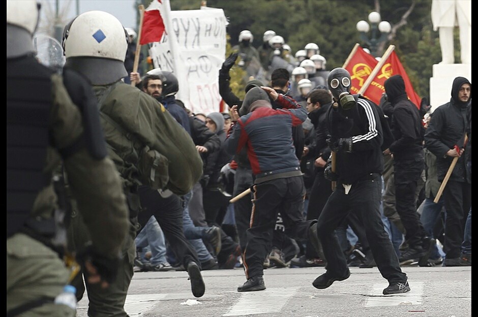 Επεισόδια στο Σύνταγμα στη συγκέντρωση ΓΣΕΕ-ΑΔΕΔΥ #13. Επεισόδια σημειώθηκαν στο περιθώριο της κεντρικής απεργιακής συγκέντρωσης ΓΣΕΕ-ΑΔΕΔΥ, με πετροπόλεμο, ρίψη μολότοφ και εκτεταμένη χρήση χημικών.