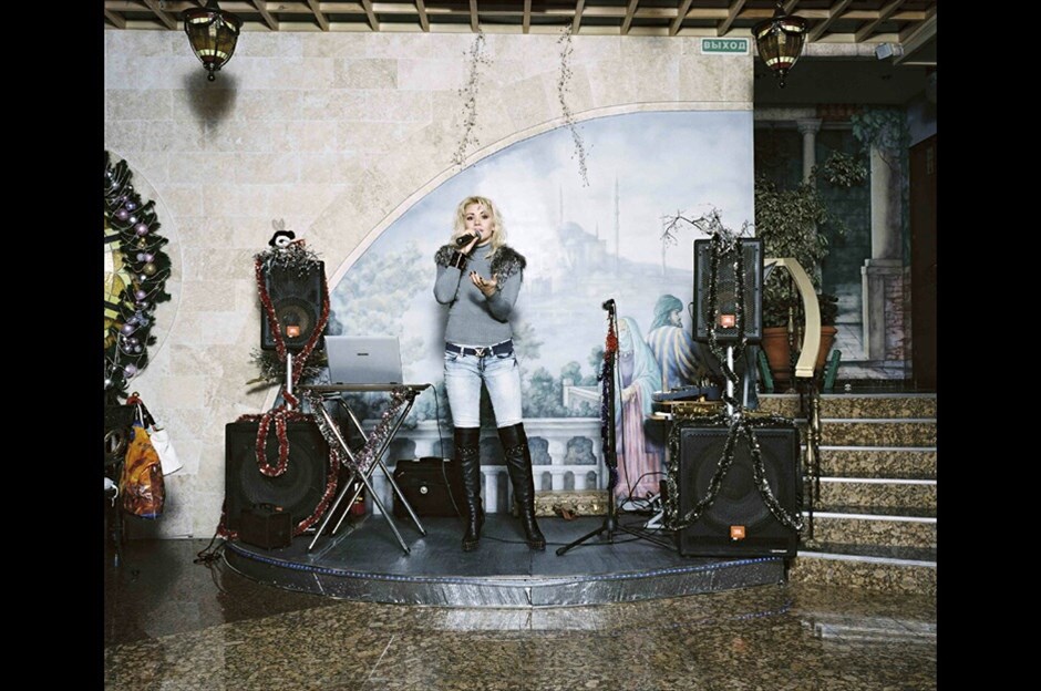 World Press Photo 2011 #4. O Ολλανδός Rob Hornstra κέρδισε το πρώτο βραβείο στην κατηγορία «Arts and Entertainment Stories» με τη σειρά «The Sochi Project: Sochi Singers». Στις φωτογραφίες του εξιστορούνται οι ζωές των τραγουδιστών της παραθεριστικής πόλης Σότσι, στη νότια  Ρωσία.
