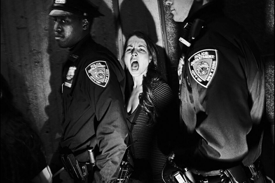 World Press Photo 2011 #12. Ο Πολωνός Tomasz Lazar απέσπασε το 2ο βραβείο στην κατηγορία «People in the News Singles». Στη φωτογραφία του, αστυνομικοί συλλαμβάνουν μια νεαρή κοπέλα κατά τη διάρκεια διαδήλωσης εναντίων της αστυνομικής βίας και της ανισότητας των εισοδημάτων, στο Χάρλεμ της Ν. Υόρκης.
