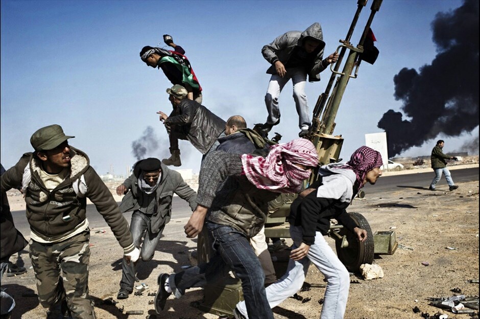 World Press Photo 2011 #16. O Ρώσος φωτογράφος Yuri Kozyrev του πρακτορείου Noor Images δουλεύοντας για το περιοδικό Time, απέσπασε το πρώτο βραβείο στην κατηγορία «Spot News Singles». Στη φωτογραφία του απεικονίζονται Λίβυοι εξεγερμένοι στην πόλη Ρας Λανούφ.